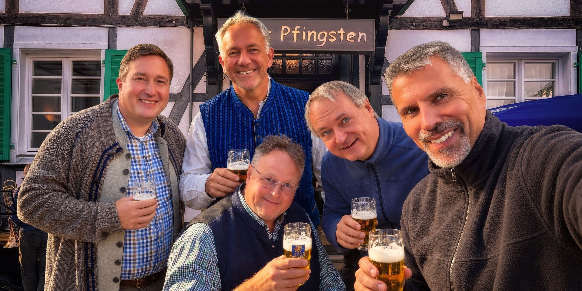 Fröhliches Gruppenbild von Thorsten Jahnke, Axel Demtröder, Peter Dembler, Rainer Köhler und Torsten Mühlhoff vor dem Wirtshaus Pfingsten.